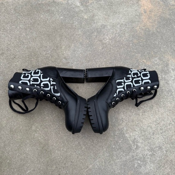 Cool vintage y2k 2000s black and white Guess platform heel goth style boots! 🦇 - Picture 3 of 8